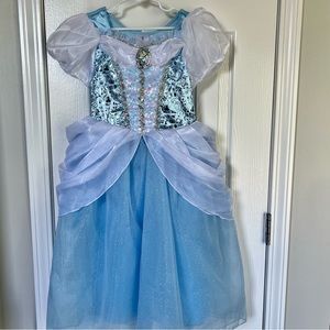 Cinderella costume size: 5/6